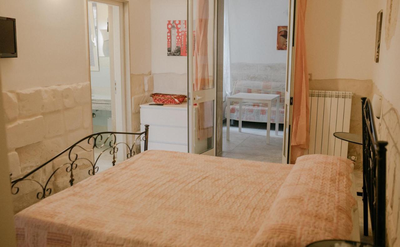 Le Camporelle In Citta Bed & Breakfast Lecce Exterior photo